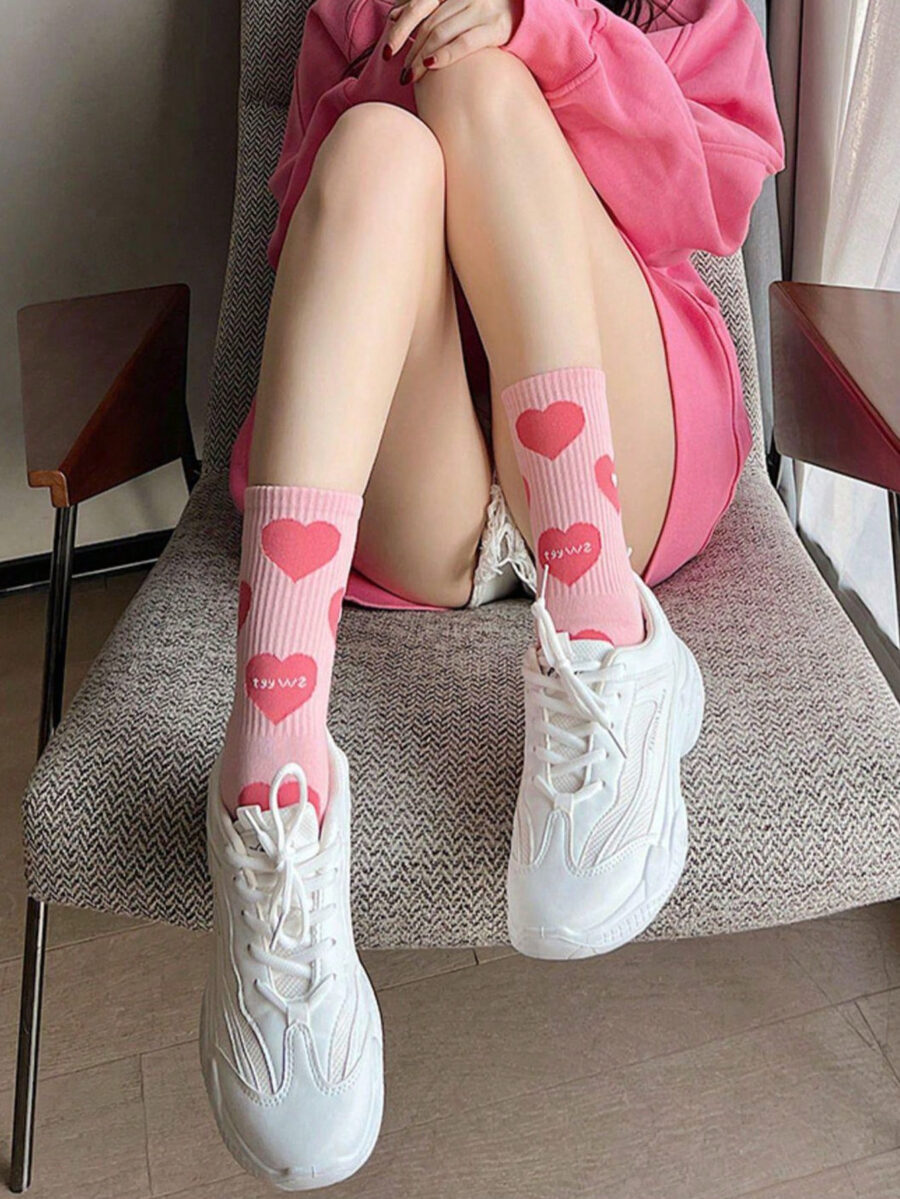 5 Pairs Random Pink Women's College Style Comfortable Breathable Mid-Calf Socks With English Heart And Strawberry Patterns - Image 7